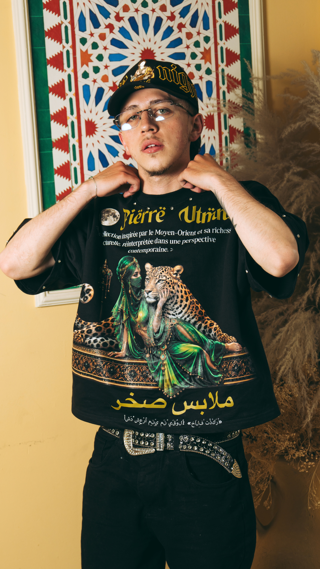 Camiseta Grafica Negra Musulmana